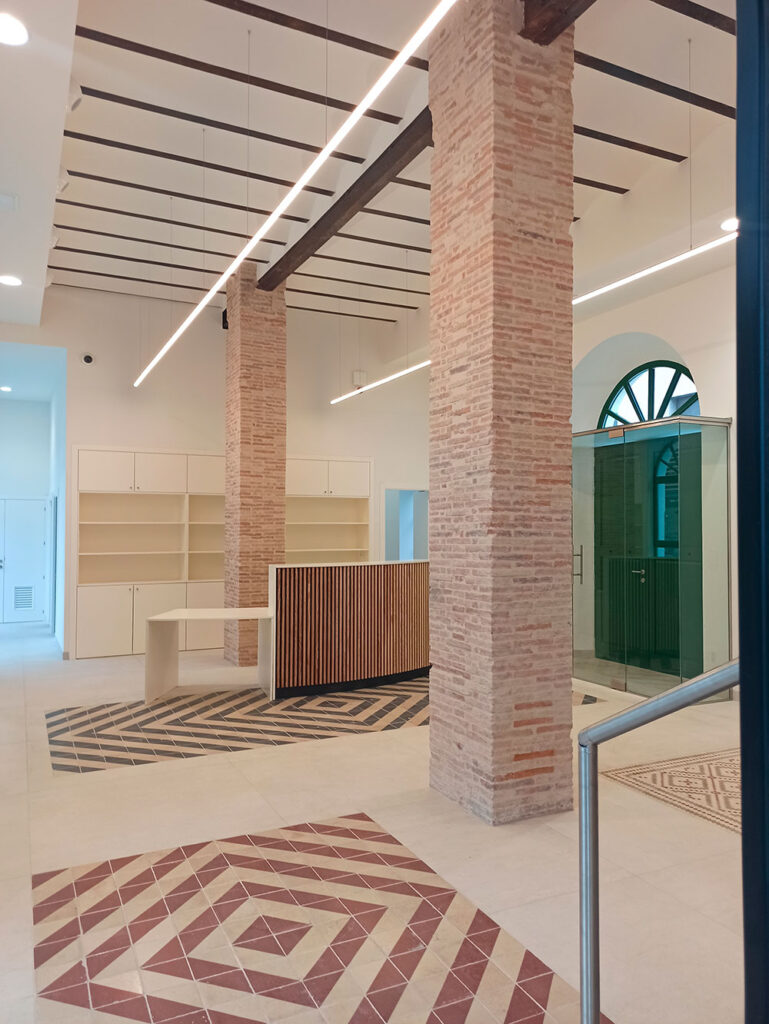 Interior de la nueva Oficina de Turismo tras la adecuación funcional y restauración de espacios